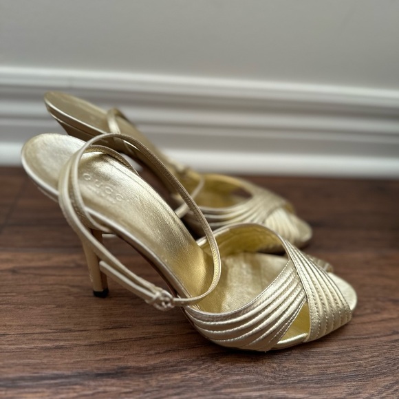Gucci gold leather sandal. Size 9 - Picture 3 of 5